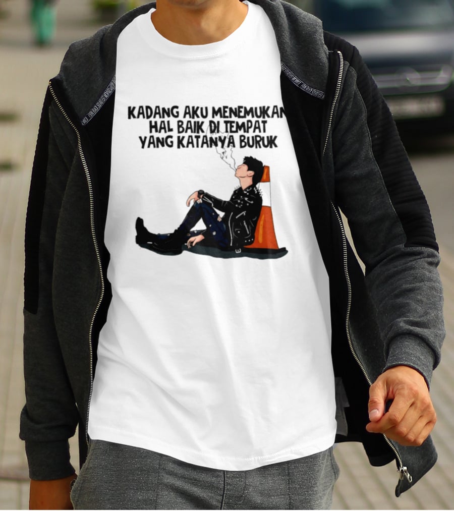 Kadang Aku Menemukan Hal Baik Di Tempat Yang Katanya Buruk Dengan Sosok Beristirahat Di Kursi Oranye T-Shirt