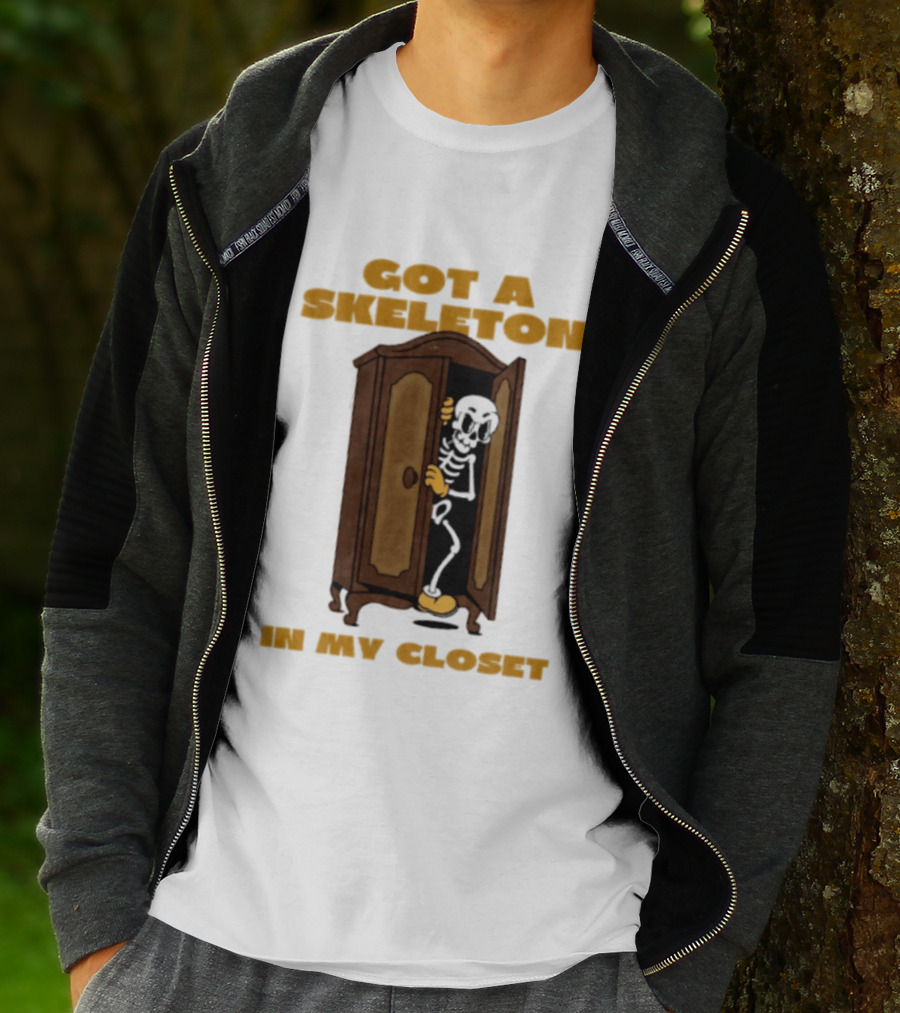 Got A Skeleton In My Closet Spooky Halloween Fun T-Shirt