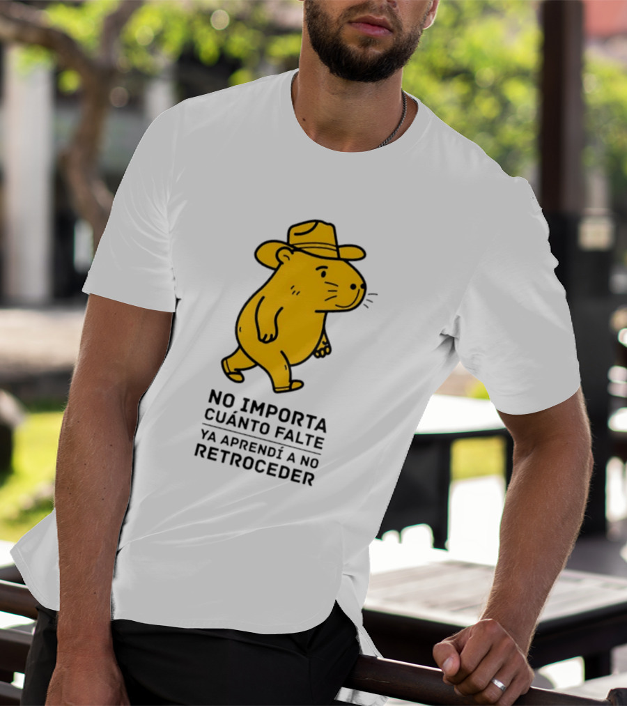 Capybara No Importa Cuánto Falte Ya Aprendí A No Retroceder Sombrero Amarillo T-Shirt