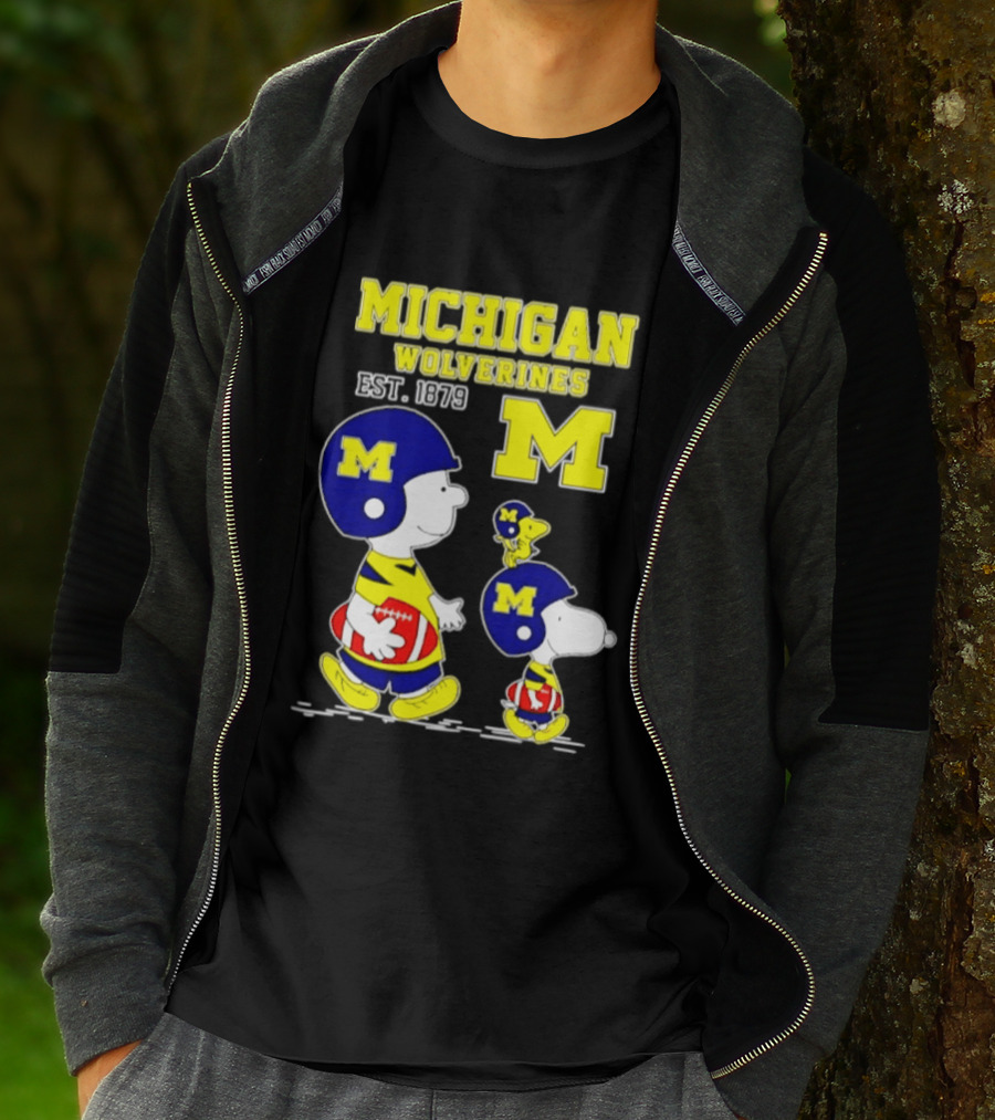 Michigan Wolverines EST 1879 Snoopy Charlie Brown Football Iconic M T-Shirt