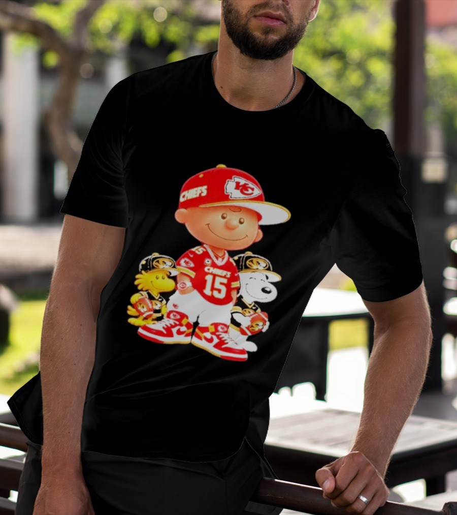Peanuts Chiefs Patrick Mahomes Football Kansas City Charlie Brown Snoopy Woodstock T-Shirt