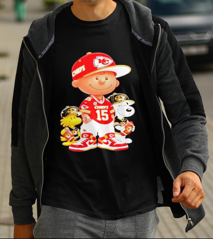 Peanuts Chiefs Patrick Mahomes Football Kansas City Charlie Brown Snoopy Woodstock T-Shirt