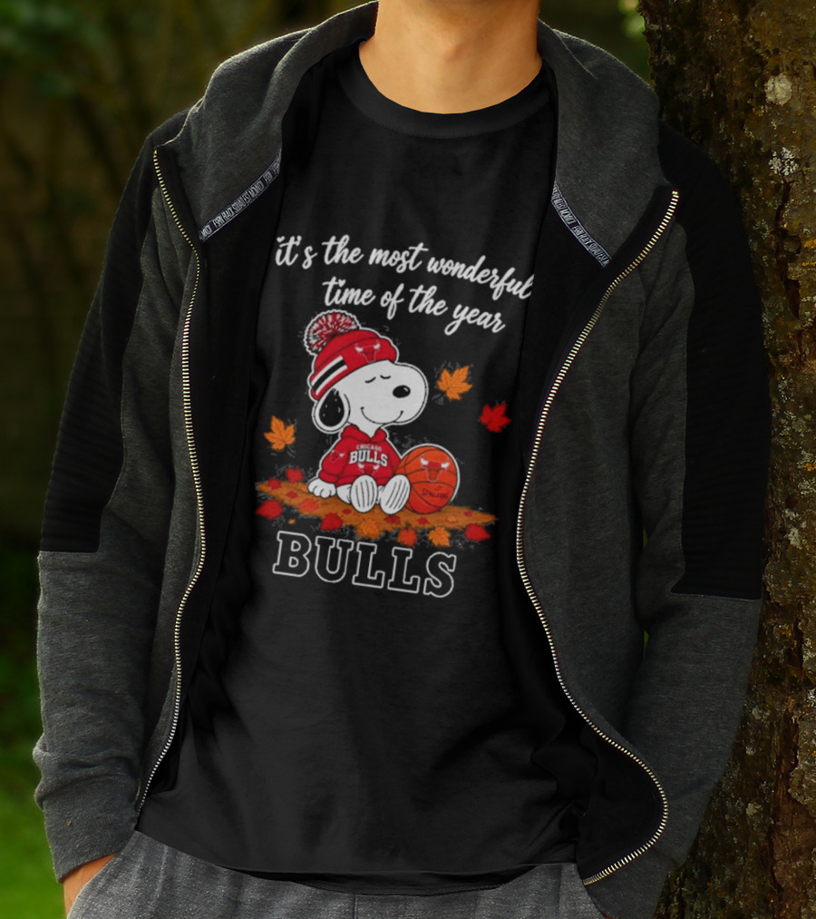 Chicago Bulls Snoopy Autumn Leaves Football Most Wonderful Time Of The Year T-Shirt