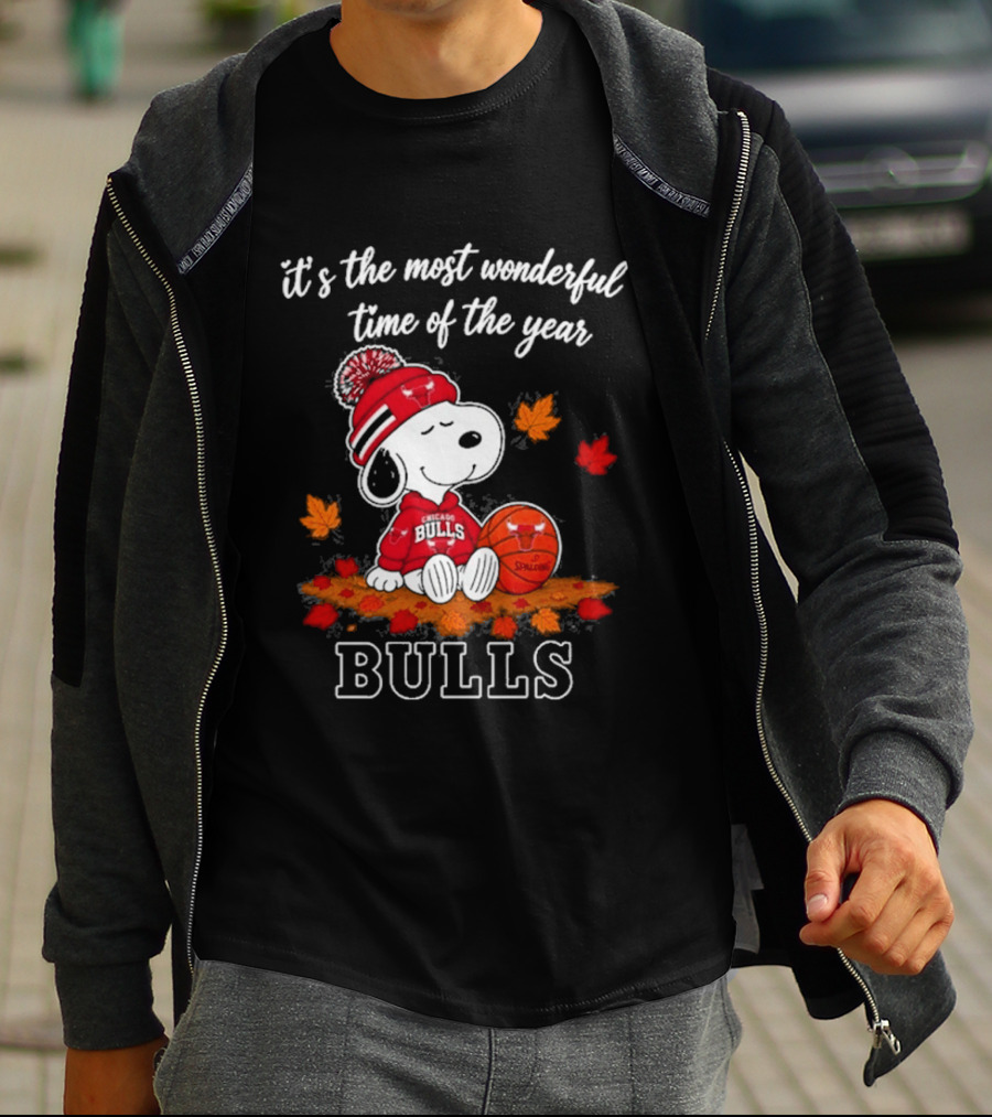 Chicago Bulls Snoopy Autumn Leaves Football Most Wonderful Time Of The Year T-Shirt