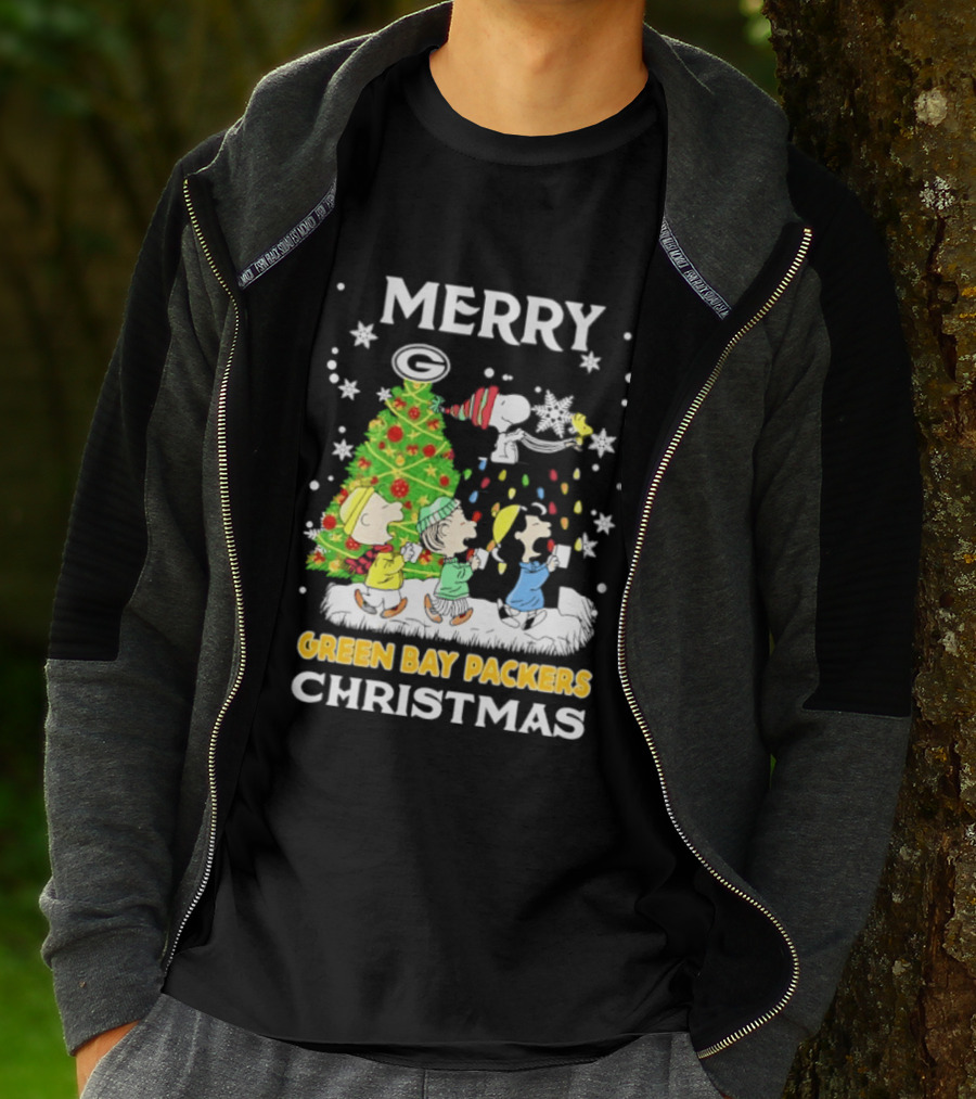 Merry Green Bay Packers Peanuts Christmas Caroling With Snoopy And Woodstock T-Shirt