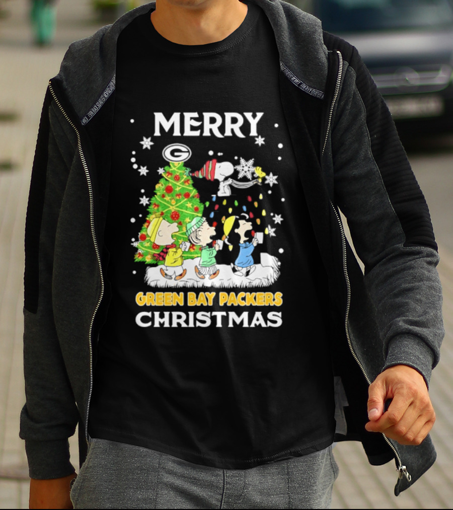 Merry Green Bay Packers Peanuts Christmas Caroling With Snoopy And Woodstock T-Shirt