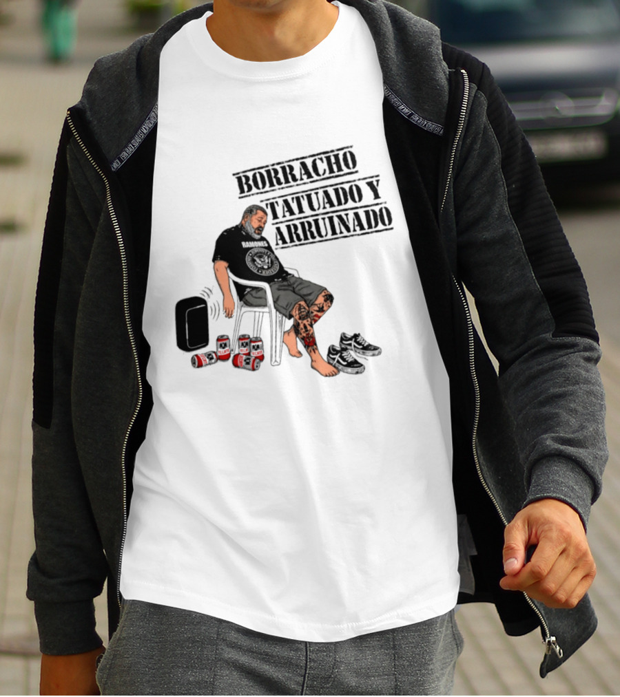 Borracho Tatuado Y Arruinado Hombre Con Pierna Tatuada Y Botellas Vibrando T-Shirt