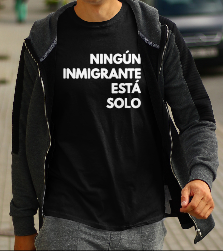 Mina Kimes Ningún Inmigrante Está Solo Message T-Shirt