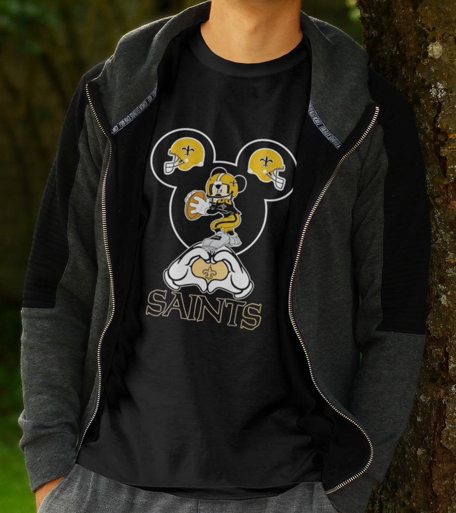 New Orleans Saints Mickey Mouse Football Heart Hands T-Shirt