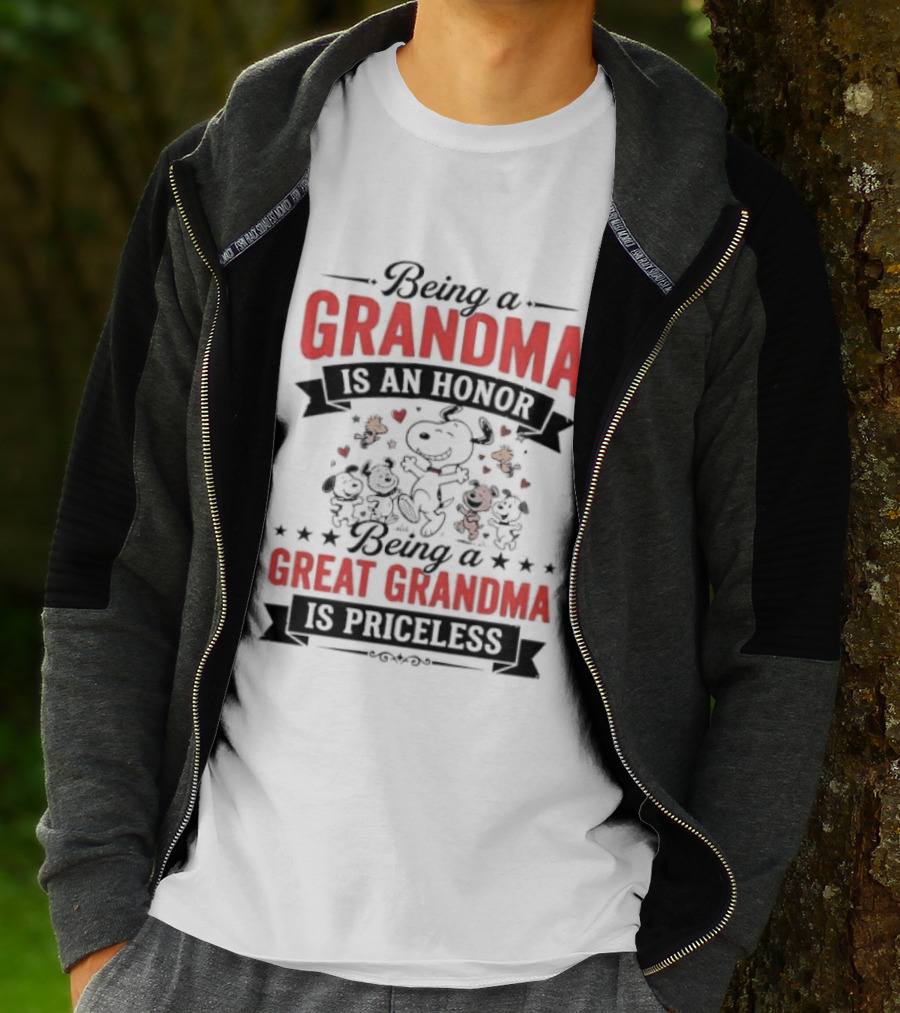 Being A Grandma Is An Honor Great Grandma Is Priceless Snoopy Peanuts T-Shirt