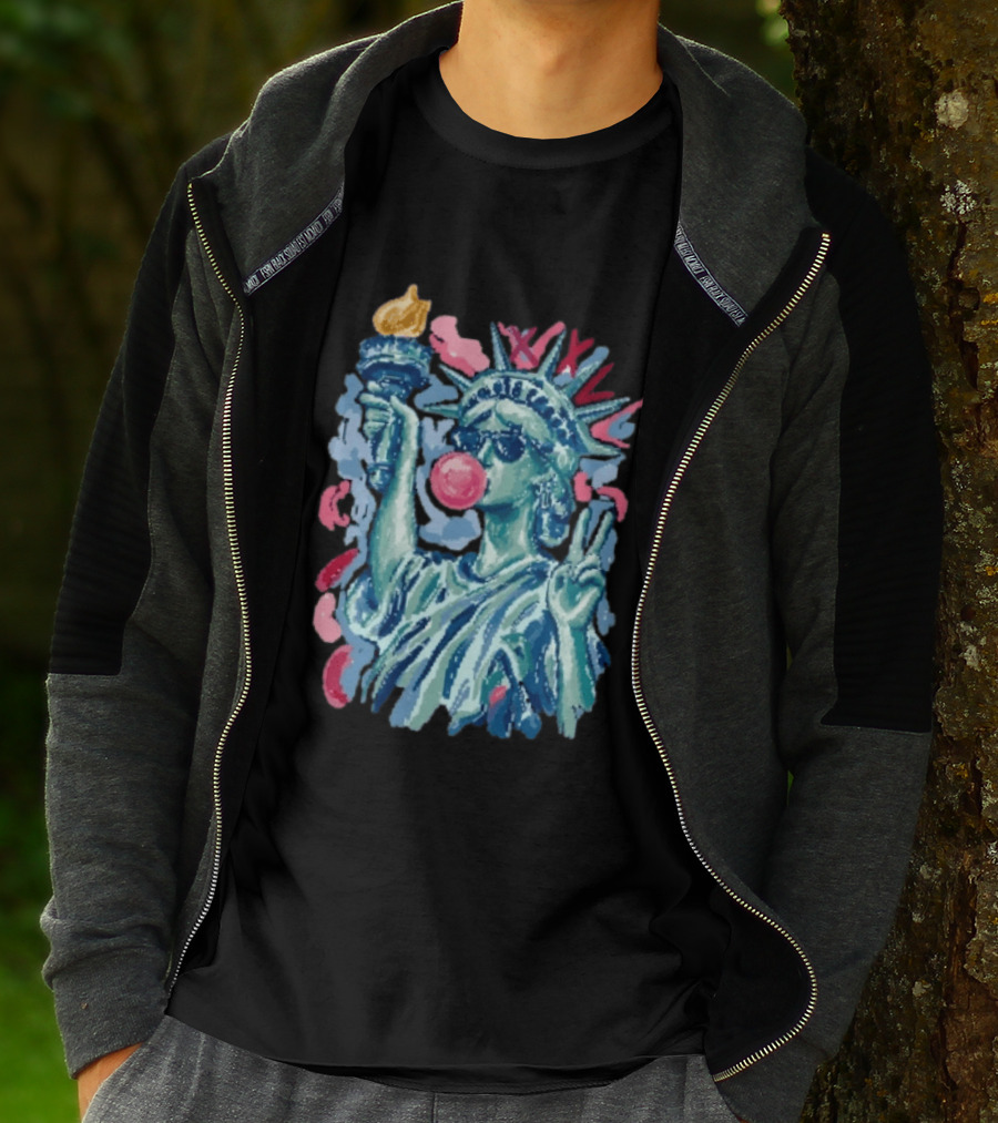 Statue Of Liberty With Bubble Gum And Peace Sign For 4th Of July T-Shirt