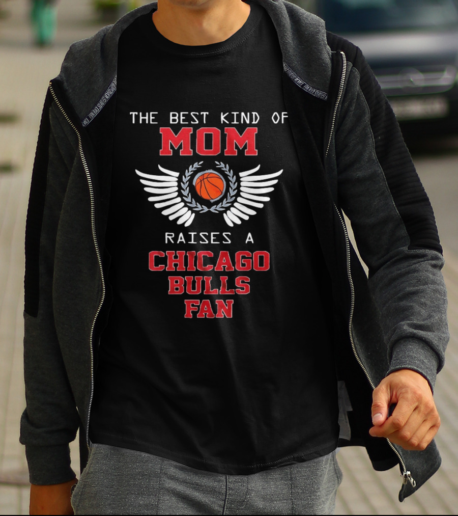 The Best Kind Of Mom Raises A Chicago Bulls Fan Basketball Wings T-Shirt