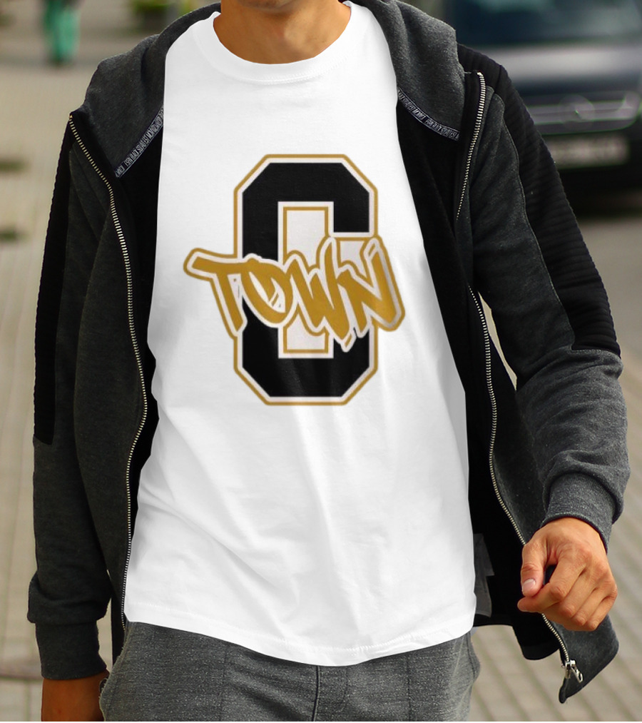 O Town Vintage Varsity Style בצ פjfgh T-Shirt