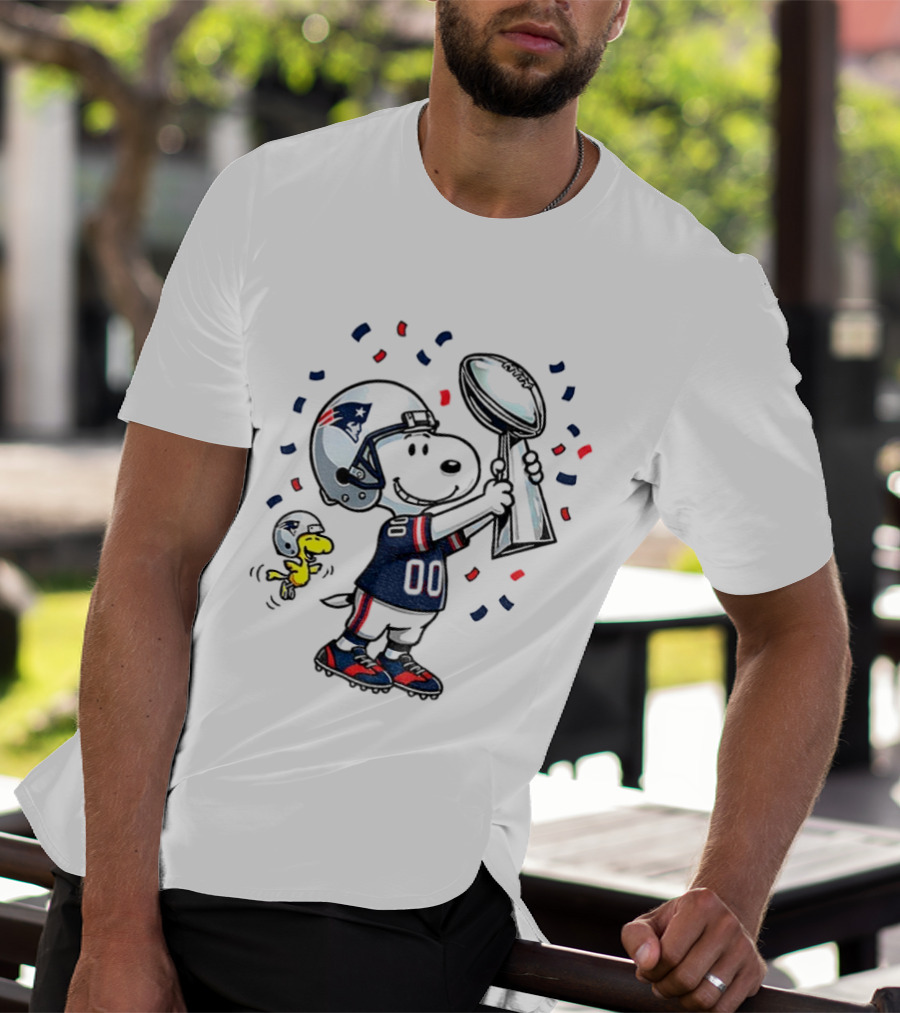 Snoopy Woodstock NFL New England Patriots Football Super Bowl Fun T-Shirt