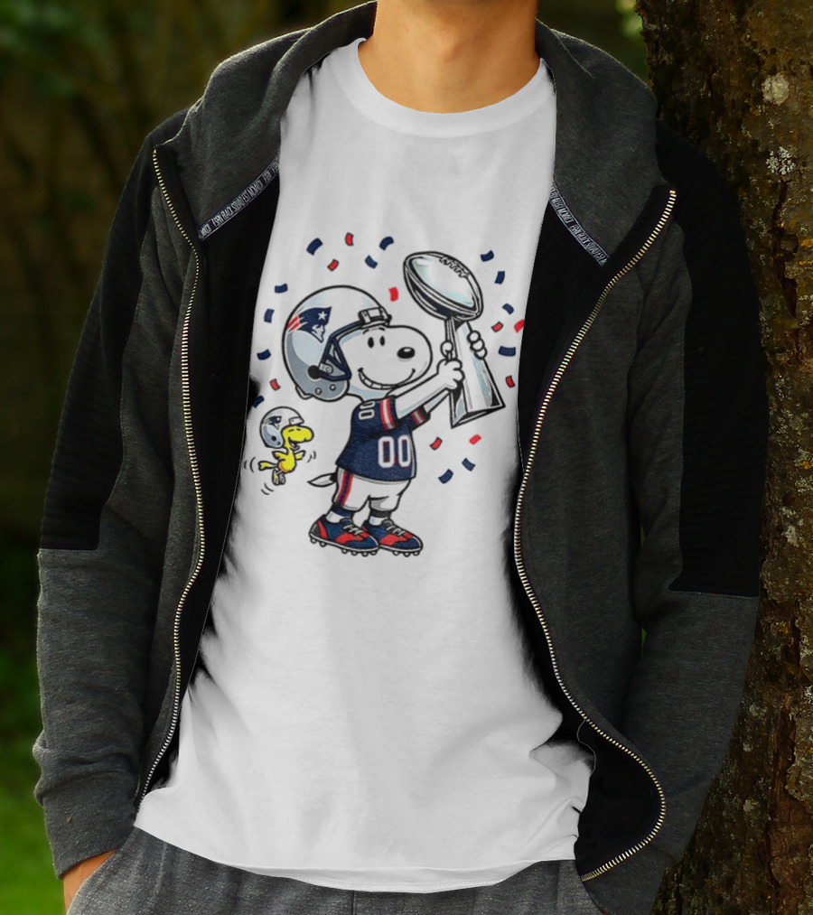 Snoopy Woodstock NFL New England Patriots Football Super Bowl Fun T-Shirt