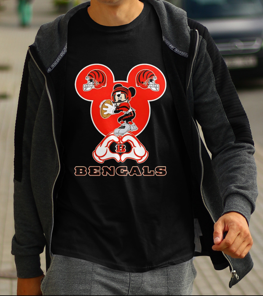 Cincinnati Bengals Mickey Mouse Football Heart Hands T-Shirt
