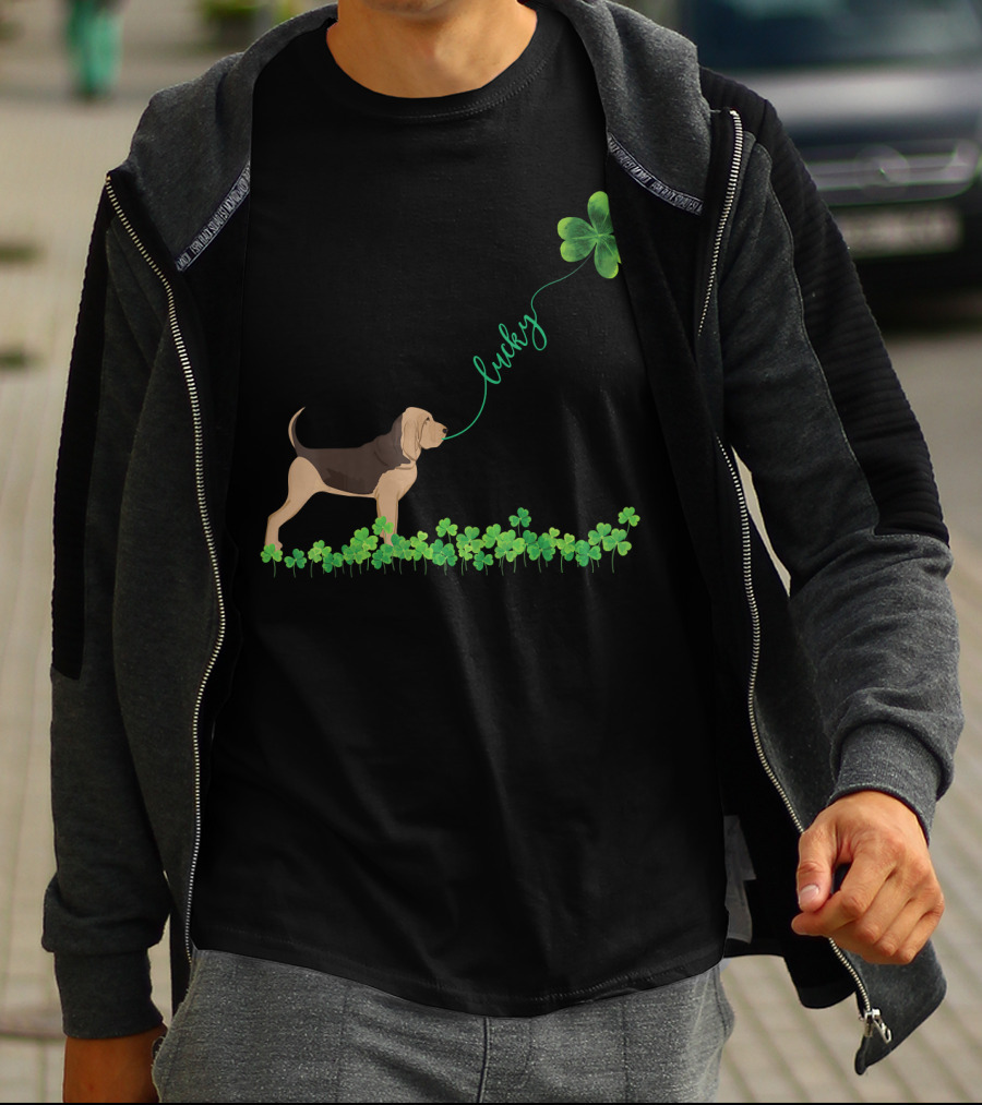 Lucky Bloodhound Dog With Shamrock St Patrick Day T-Shirt