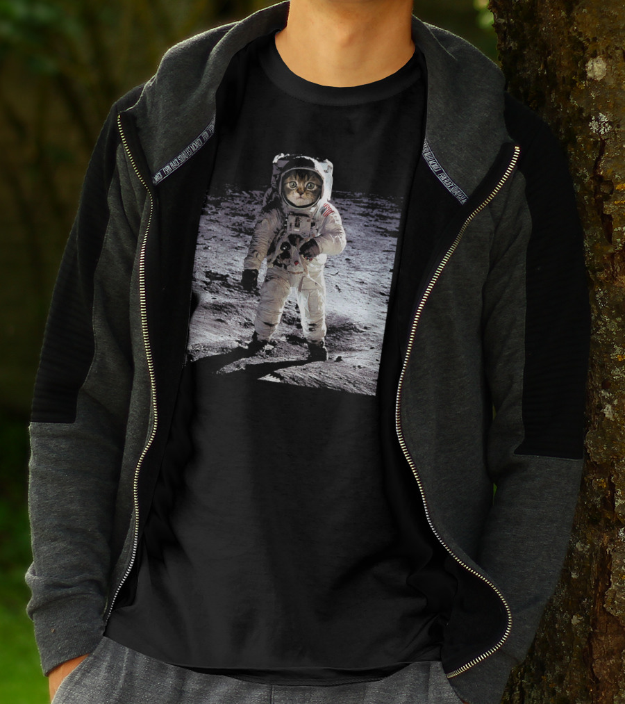 First Space Cat On The Moon Astronaut Suit Moonwalking T-Shirt