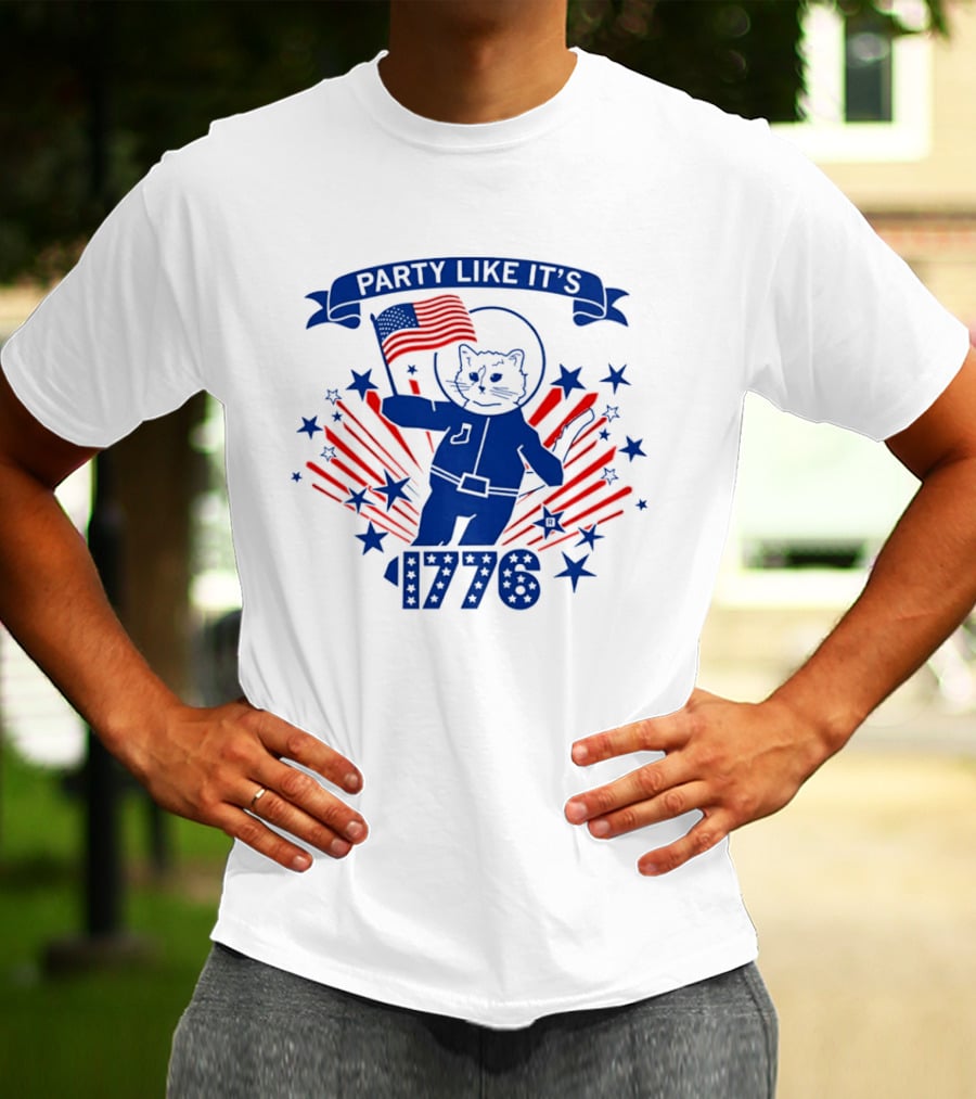 Party Like It's 1776 Astronaut Cat Holding American Flag With Stars T-Shirt