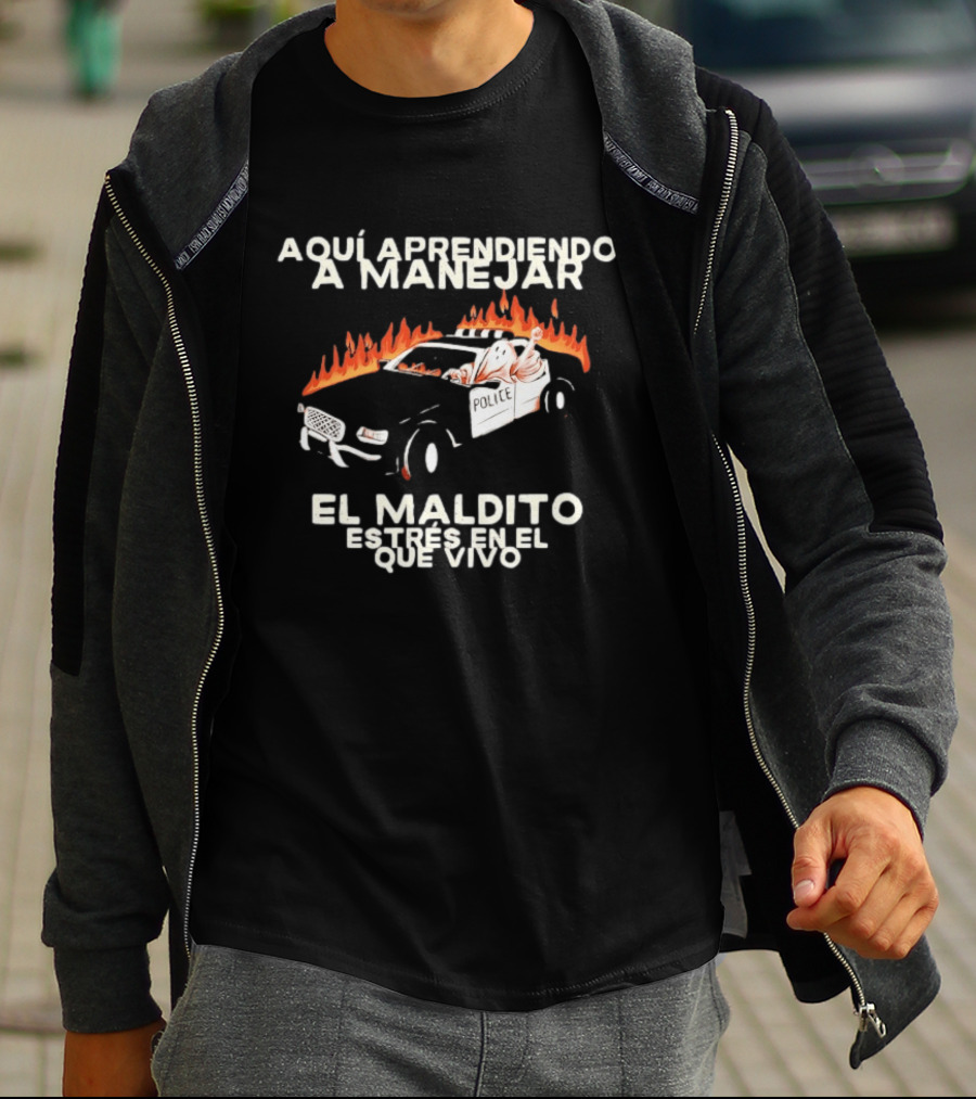 Aquí Aprendiendo A Manejar El Maldito Estrés En El Que Vivo Policía Coche En Llamas T-Shirt