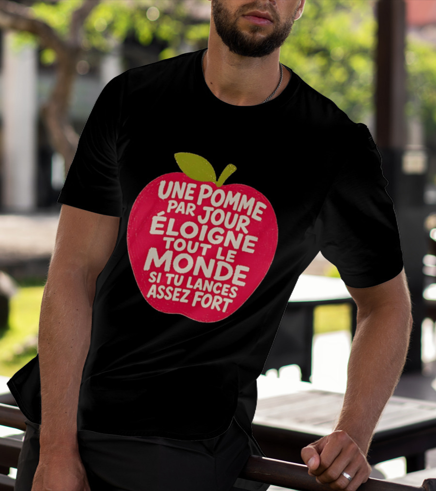 Une Pomme Par Jour Éloigne Tout Le Monde Si Tu Lances Assez Fort Humor Phrase T-Shirt