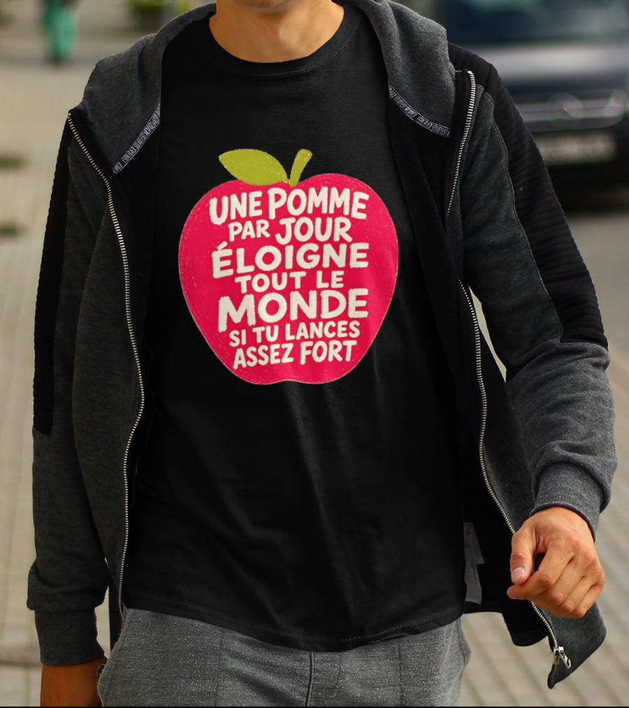 Une Pomme Par Jour Éloigne Tout Le Monde Si Tu Lances Assez Fort Humor Phrase T-Shirt