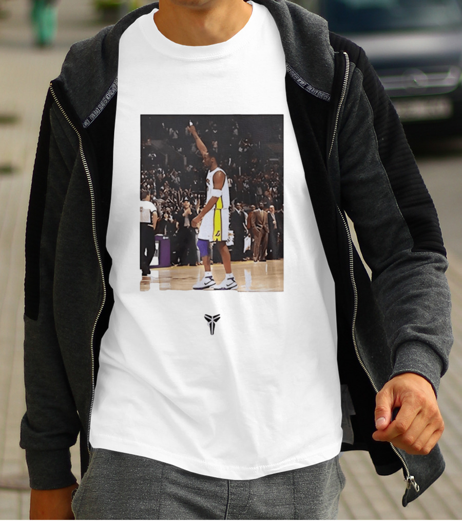 Kobe Bryant Los Angeles Lakers NBA Iconic Court Celebration T-Shirt