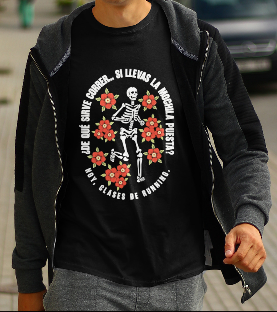 De Que Sirve Correr Si Llevas La Mochila Puesta Hoy Clases De Running Esqueleto Y Flores Rojas T-Shirt
