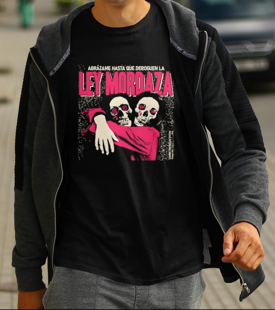 Abrazame Hasta Que Deroguen La Ley Mordaza T-Shirt