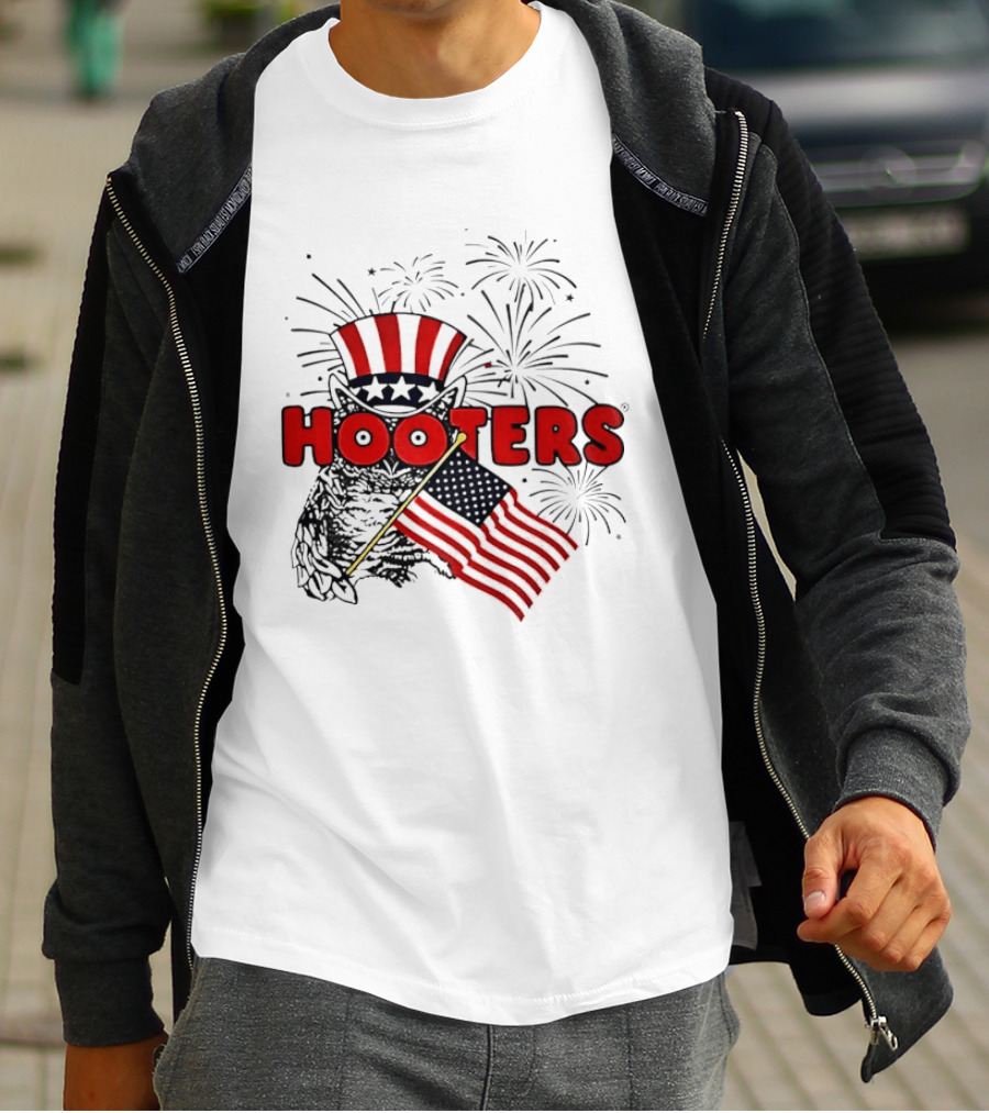 Hooters Uncle Sam Owl USA Flag Fireworks Celebration T-Shirt