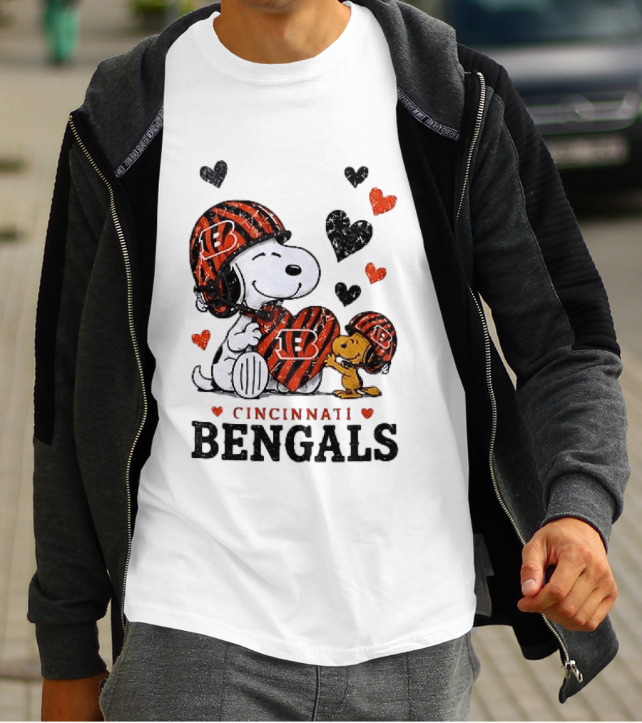 Cincinnati Bengals Peanuts Snoopy And Woodstock Love Hearts T-Shirt