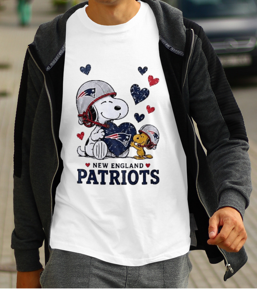 New England Patriots Peanuts Snoopy Woodstock Heart Helmets T-Shirt