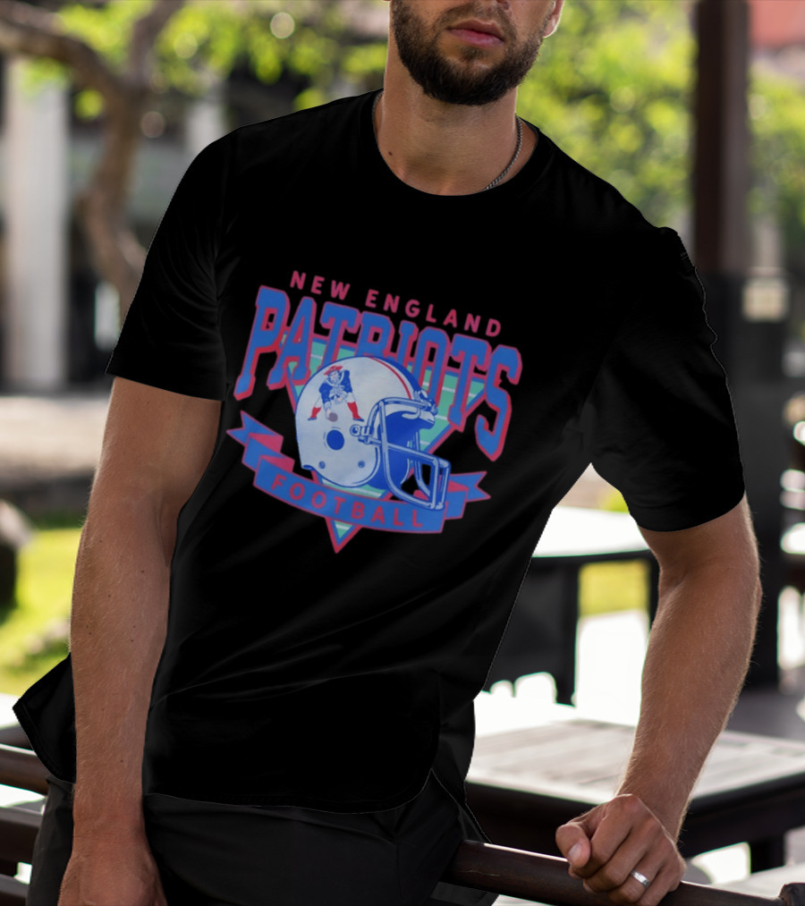 New England Patriots Football Vintage Helmet T-Shirt