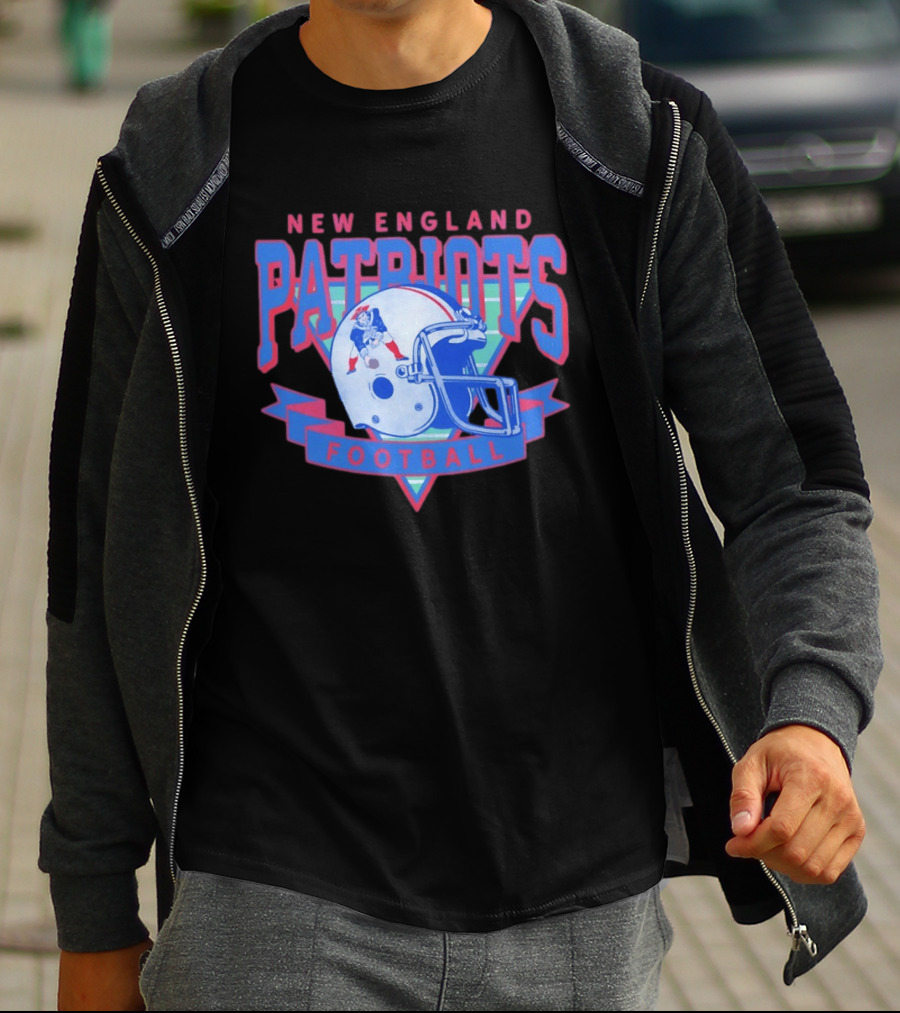 New England Patriots Football Vintage Helmet T-Shirt