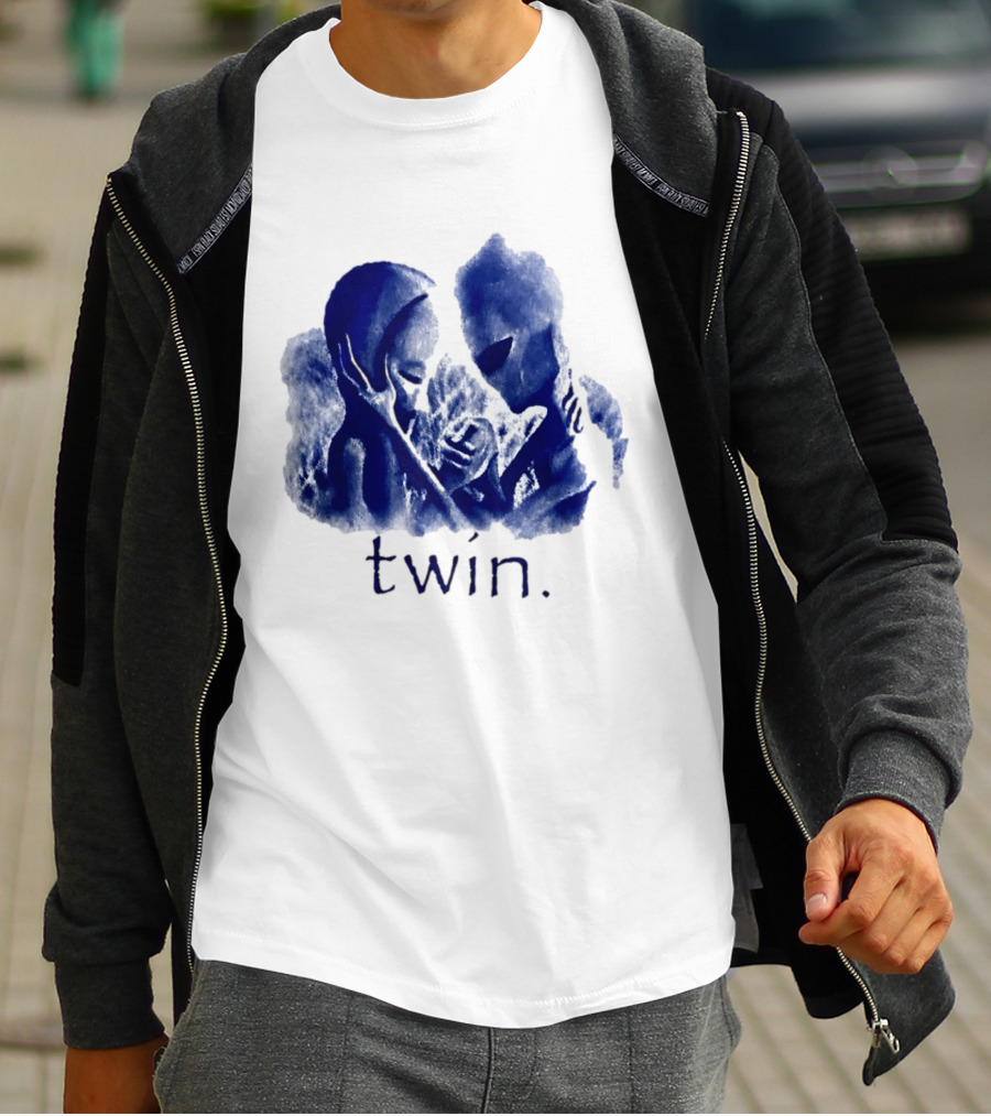 Twin Alien Extraterrestrial Sci Fi Embrace T-Shirt