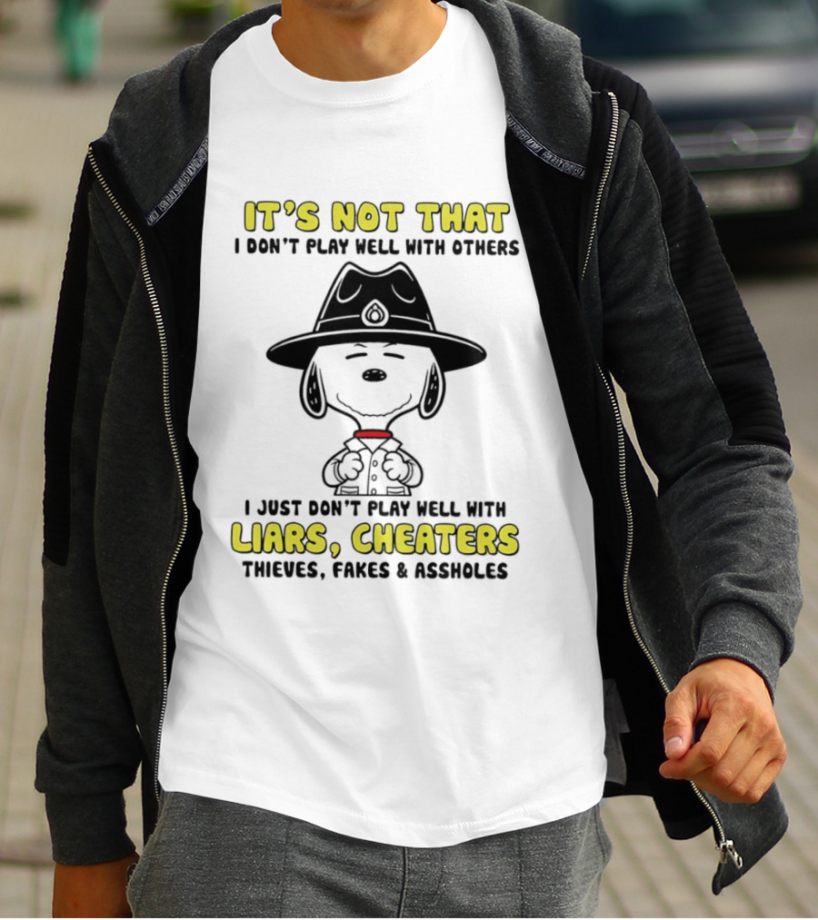 Snoopy It's Not That I Don't Play Well With Others Just Don't Play Well With Liars Cheaters Thieves Fakes & Assholes T-Shirt
