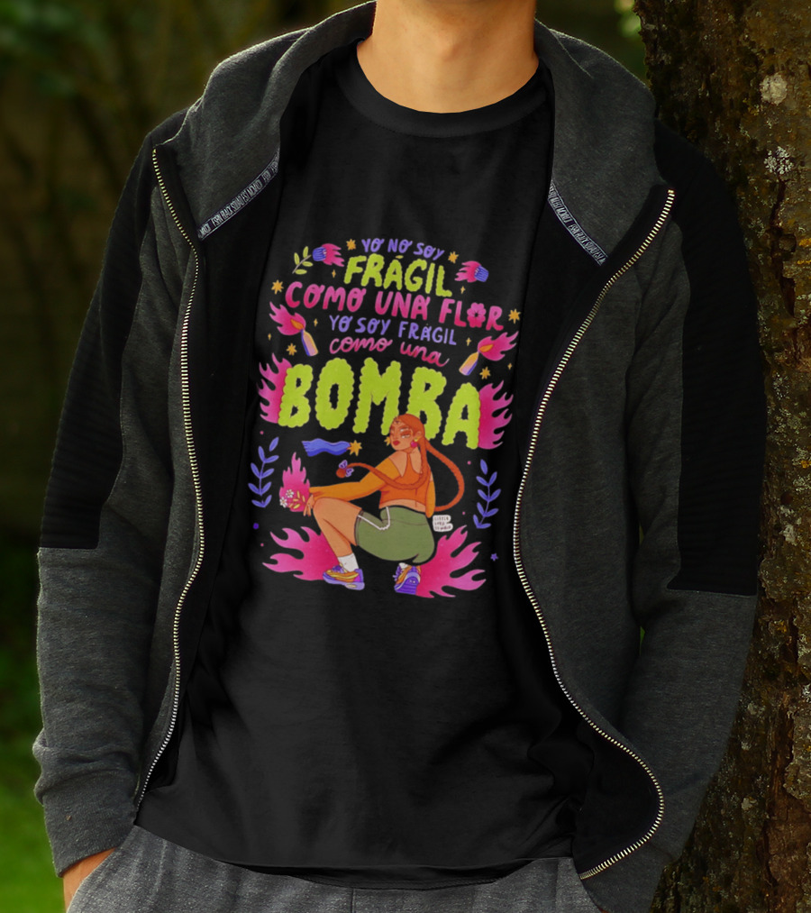 Yo No Soy Frágil Como Una Flor Yo Soy Frágil Como Una Bomba Mujer Con Fuego Y Explosiones T-Shirt