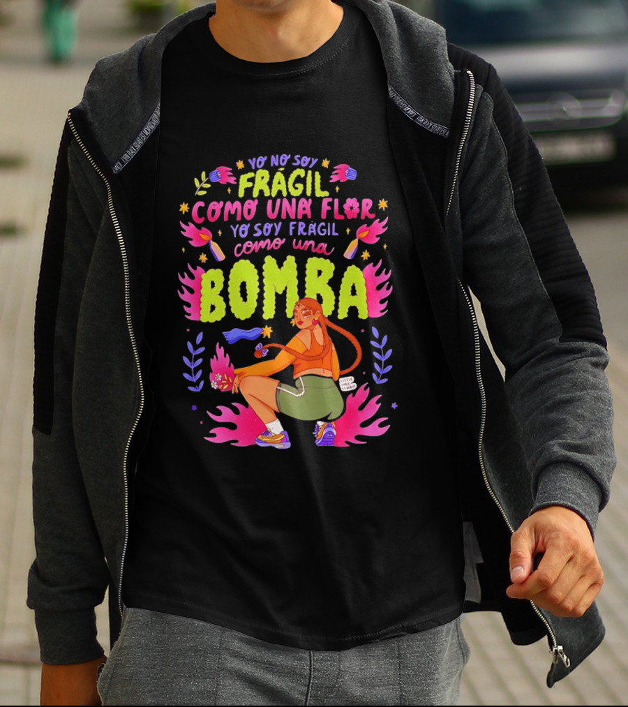 Yo No Soy Frágil Como Una Flor Yo Soy Frágil Como Una Bomba Mujer Con Fuego Y Explosiones T-Shirt