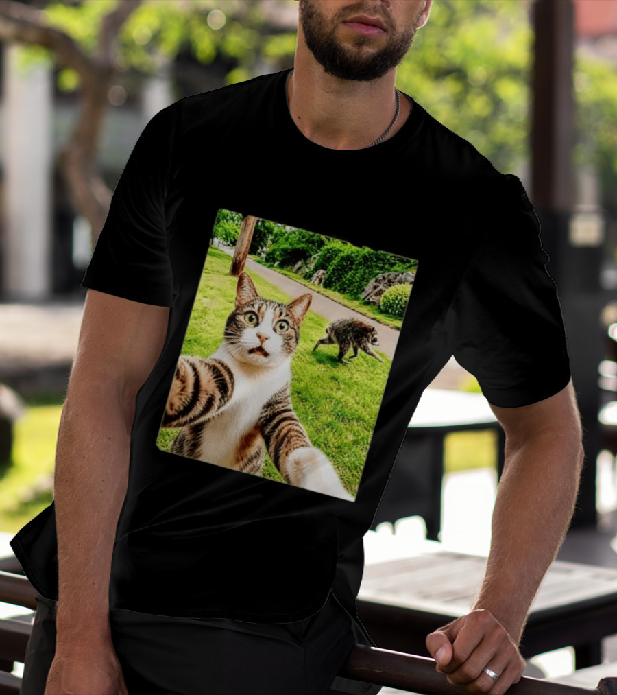 Shocked Face Tabby Cat Taking Selfie With Running Raccoon On Lawn Road T-Shirt
