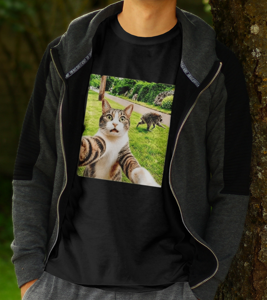 Shocked Face Tabby Cat Taking Selfie With Running Raccoon On Lawn Road T-Shirt