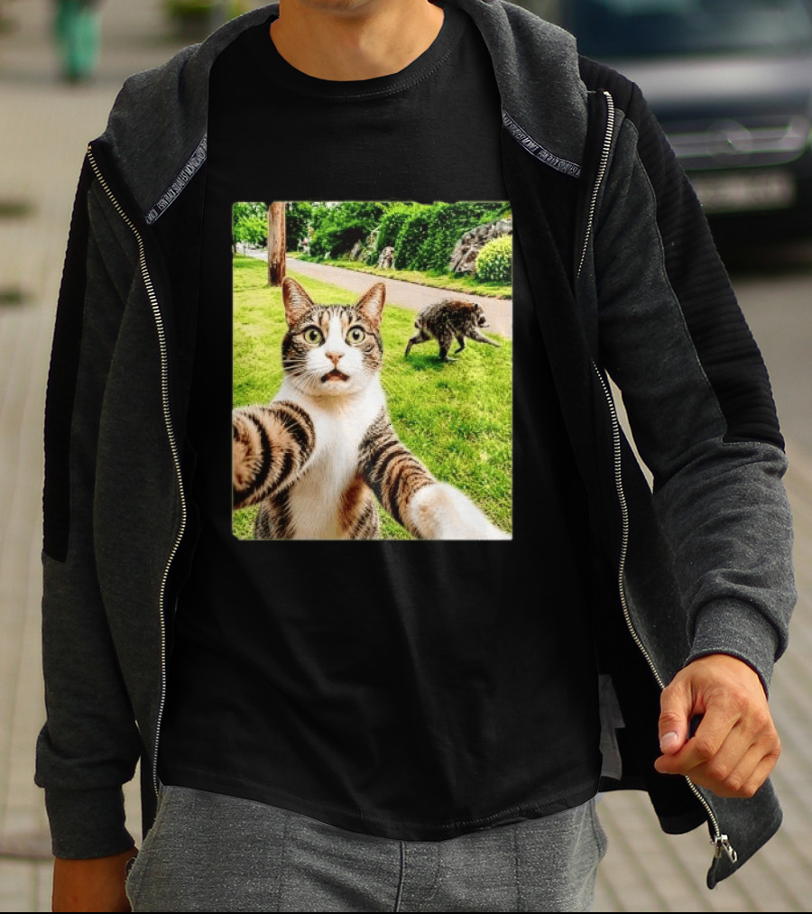 Shocked Face Tabby Cat Taking Selfie With Running Raccoon On Lawn Road T-Shirt
