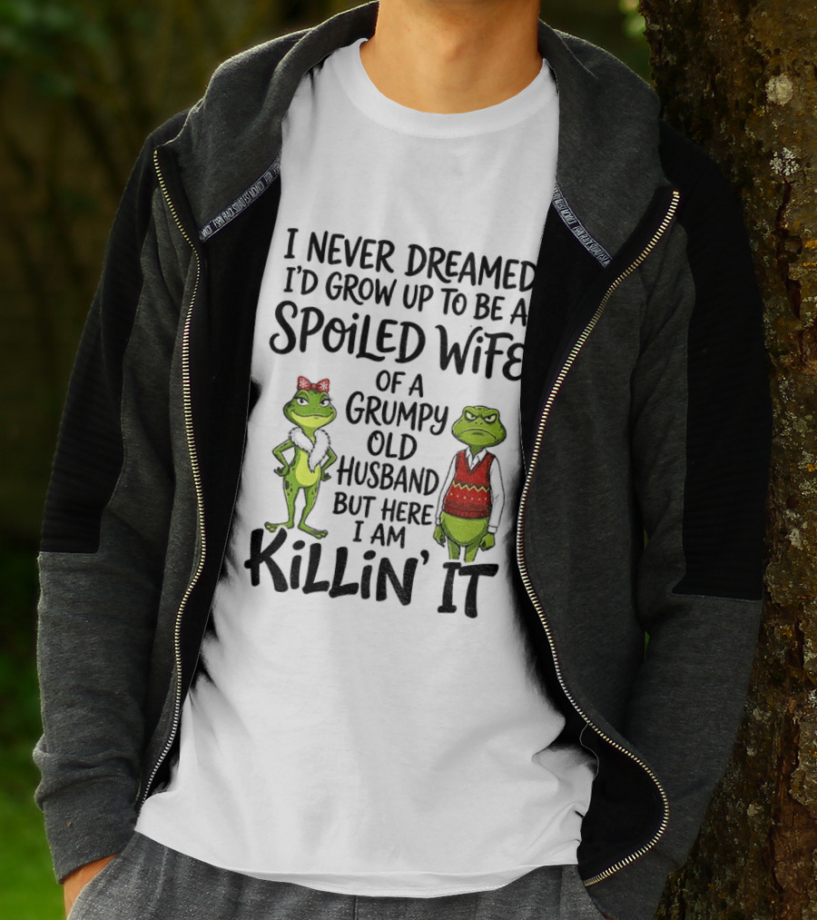 I Never Dreamed I'd Grow Up To Be A Spoiled Wife Of A Grumpy Old Husband Frog Couple Killin' It T-Shirt