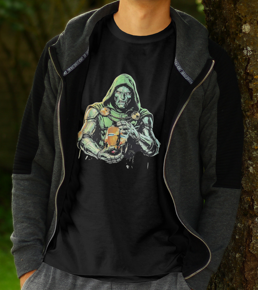 Doctor Doom Marvel Holding Broken Iron Man Mask Iconic Showdown T-Shirt