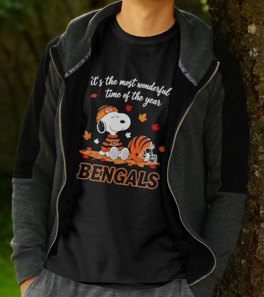 It's The Most Wonderful Time Of The Year Snoopy Bengals Leaves Helmet T-Shirt