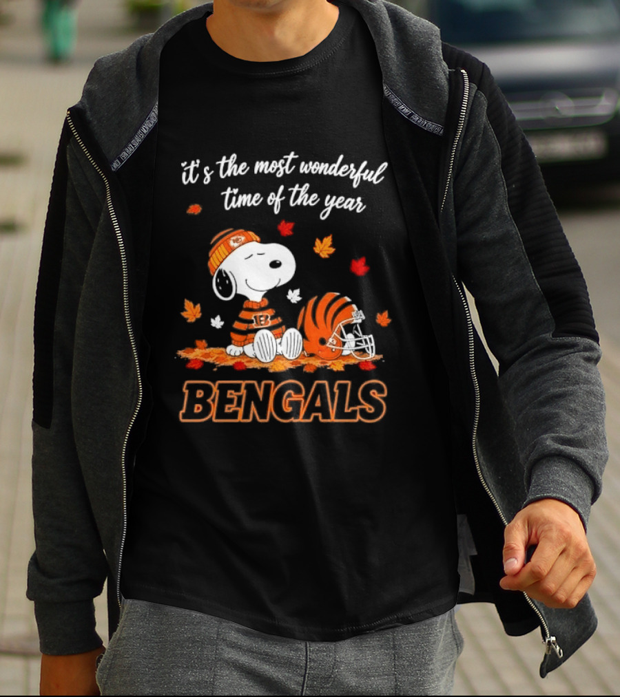 It's The Most Wonderful Time Of The Year Snoopy Bengals Leaves Helmet T-Shirt