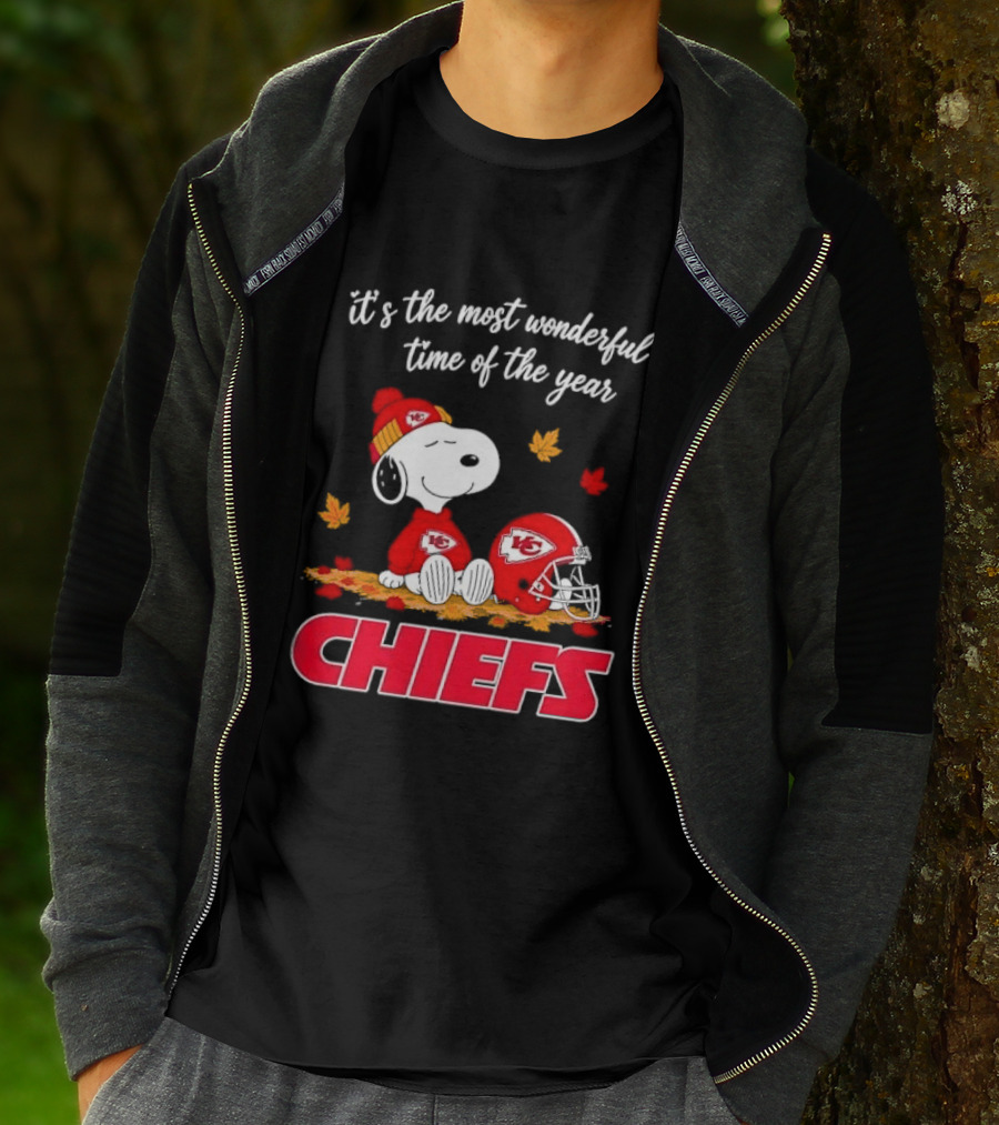 Kansas City Chiefs Snoopy It's The Most Wonderful Time Of The Year Helmet Autumn Leaves T-Shirt