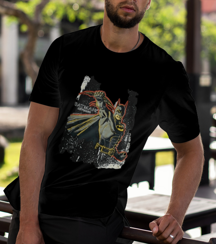 DC Comics Batman Returns 1992 Masked Superhero Holding Batarang Distressed Batman T-Shirt