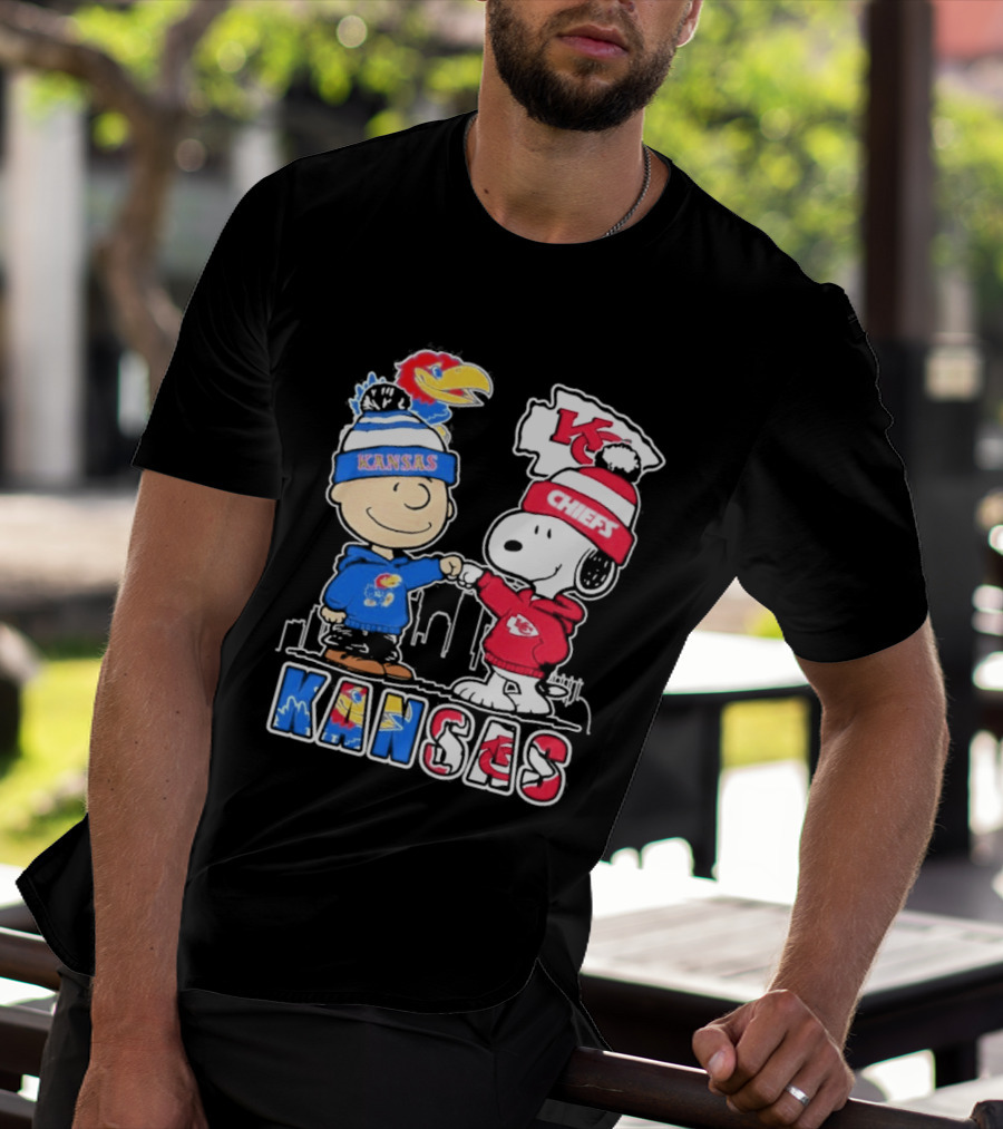 Kansas Jayhawks Kansas City Chiefs Peanuts Christmas 2025 Snoopy And Woodstock Fist Bump T-Shirt