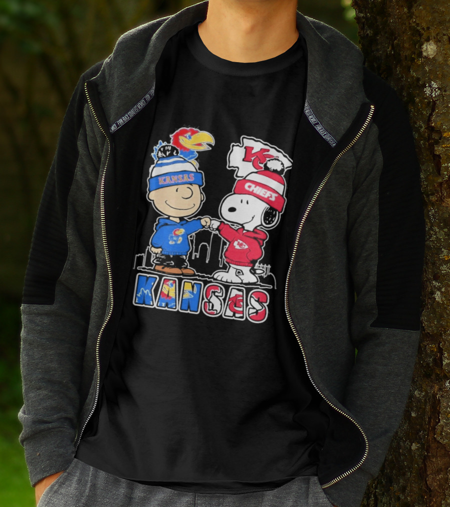Kansas Jayhawks Kansas City Chiefs Peanuts Christmas 2025 Snoopy And Woodstock Fist Bump T-Shirt