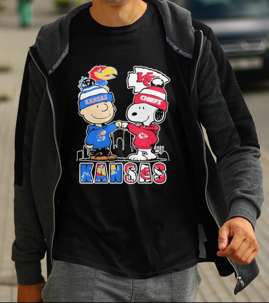 Kansas Jayhawks Kansas City Chiefs Peanuts Christmas 2025 Snoopy And Woodstock Fist Bump T-Shirt
